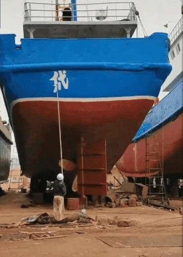 長さ6ｍの竹ざおで船名を書くおじさん