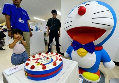 ハッピーバースデー、ドラえもん！ケーキでお祝い 東京タワー