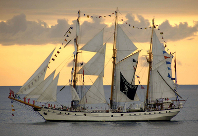 インドネシアで国際観艦式、25か国の艦船が集う