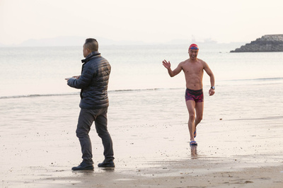 恐れ知らずのスイマーたち　中国・山東