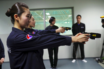 不手際を非難された大韓航空、スタンガン積極使用へ 乗客拘束で