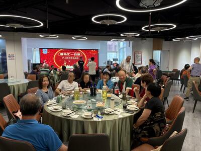 中国の高齢者に人気集める「1日100元の寄り合い」サービス