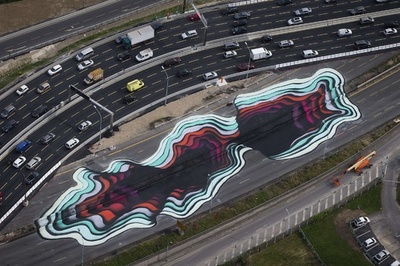 パリの環状道路に巨大アート出現