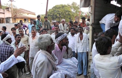 インドのヒンズー寺院近くの橋で将棋倒し、115人死亡