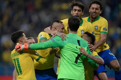 ブラジルがPK戦でパラグアイ下す、「三度目の正直」でコパ4強