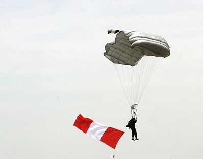 パラシュート絡まり1500m落下、男性が奇跡の生還 ペルー