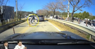 安全よりも近道、韓国の母娘“命知らず”の車道「無謀」横断…ネット世論「親に教育を」