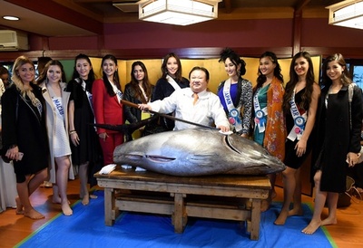 ミス・インターナショナル代表、マグロ解体ショーを見学 東京