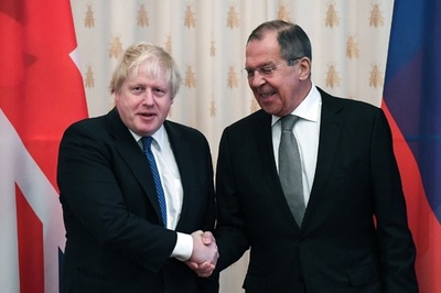 英外相、5年ぶりにロシア訪問し外相会談 関係改善への意欲示す