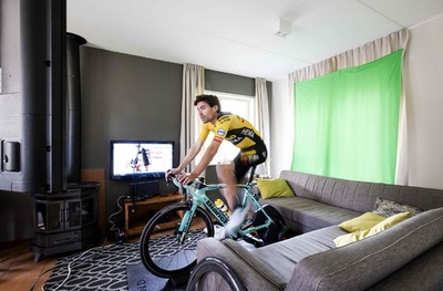 一流自転車選手、リビングでアマとバーチャルレース