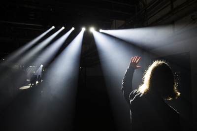 ロシア人男性、中国リアリティー番組でようやく敗退 不機嫌キャラが人気