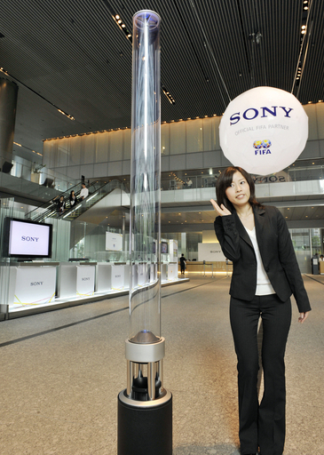 ソニーの新スピーカー、透明な有機ガラス管から音を全方向に