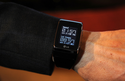 「007」にぴったり、韓国LG電子の腕時計型携帯電話