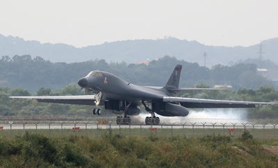 米戦略爆撃機、在韓空軍基地に着陸 北朝鮮をけん制