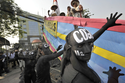 石炭火力発電所建設に黒塗りで抗議、インドネシア