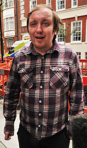 マードック氏にパイ投げつけた男に禁錮6週