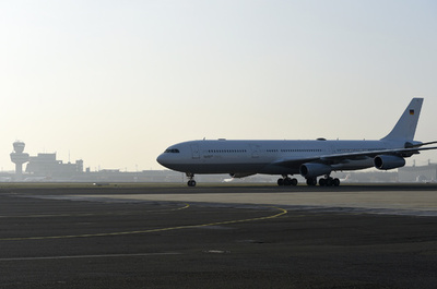 羽田行きのフィリピン航空機、煙発生で引き返す