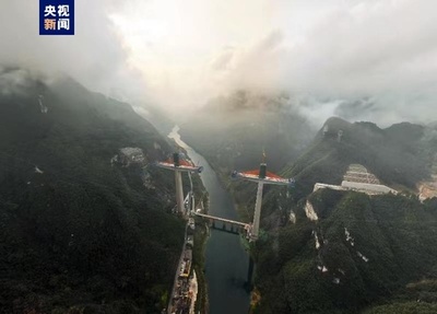 水上320メートル アジア初低塔斜張橋の主塔屋上部が中国重慶で完成