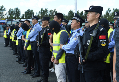 振り込め詐欺団、大型バス20台分！　中国で容疑者275人を護送