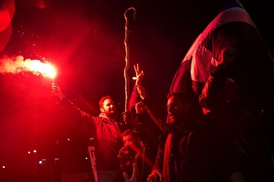 アテネ市内で大規模デモ、「ネクタイ運動」 年金改革に抗議