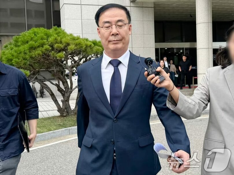 息子の特別採用疑惑を巡る判決後、仁川地裁を出るキム・セファン元中央選挙管理委員会事務総長(c)news1