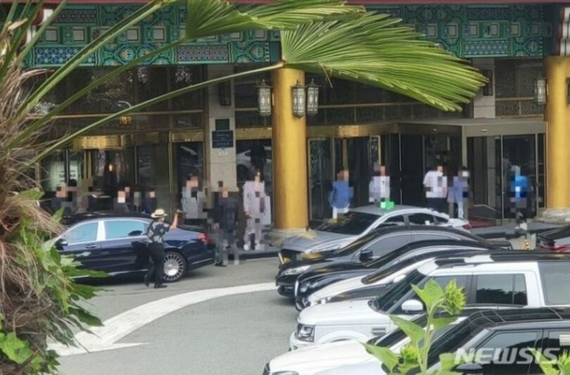 25日午後、組長の結婚式が開かれ、ホテル入り口で客を迎える<em>組員ら</em>(c)NEWSIS