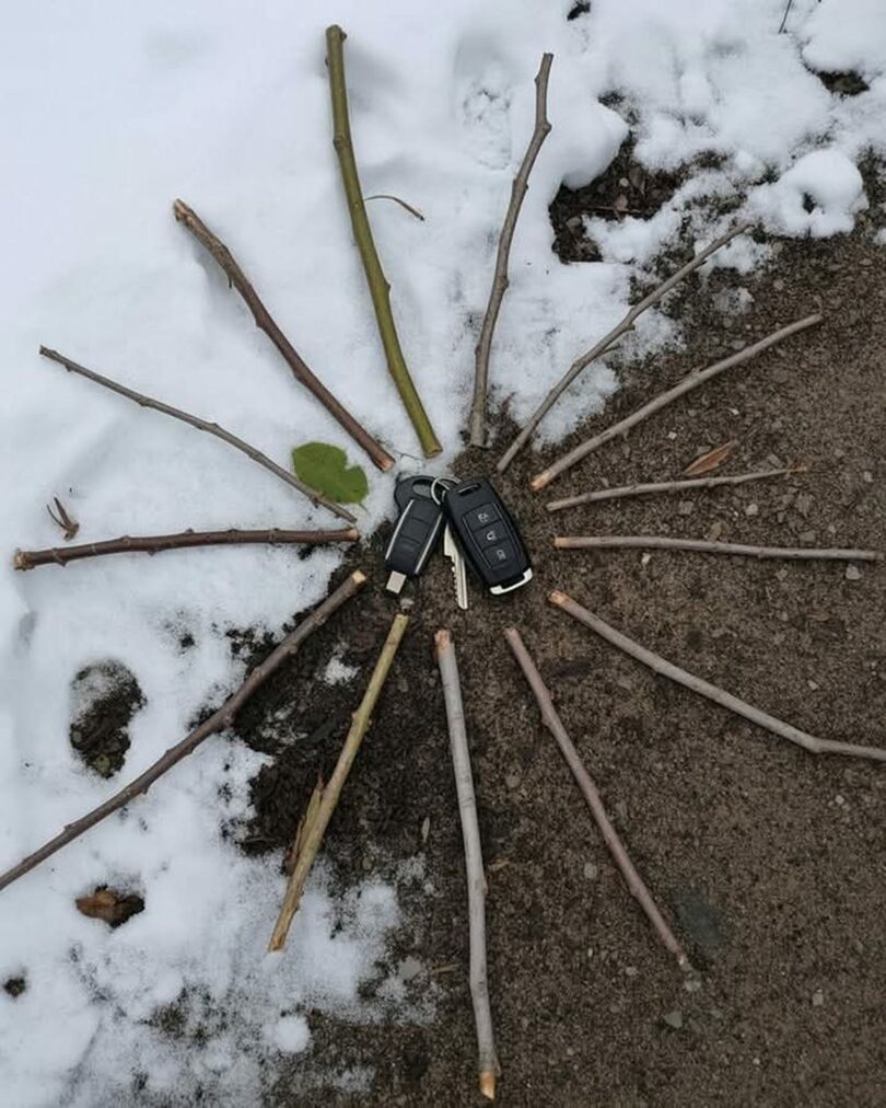 雪道の上に落ちた車のキーの周囲が小枝で囲まれている＝Xキャプチャ(c)NEWSIS
