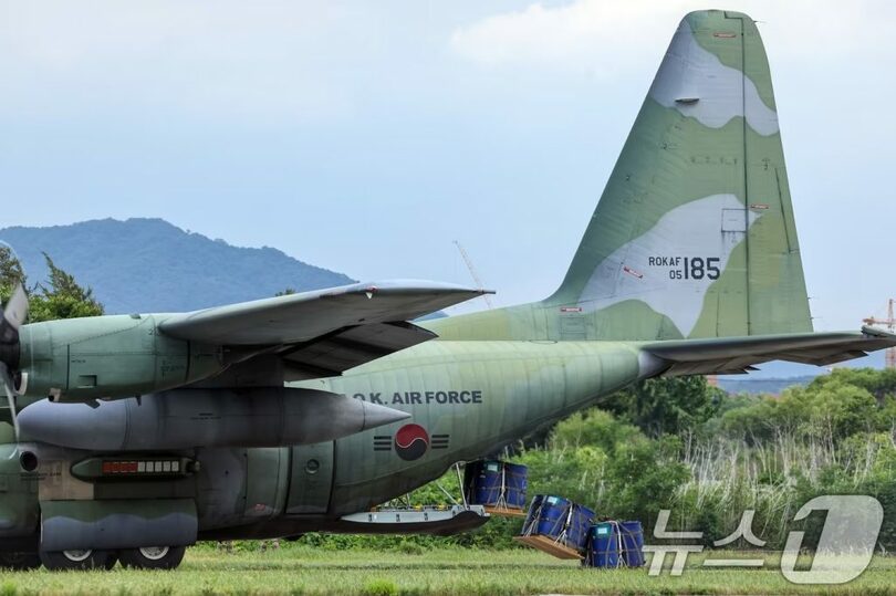 C-130輸送機が地上滑走しながら貨物を下ろす戦闘荷役訓練をしている＝国防日報提供(c)news1