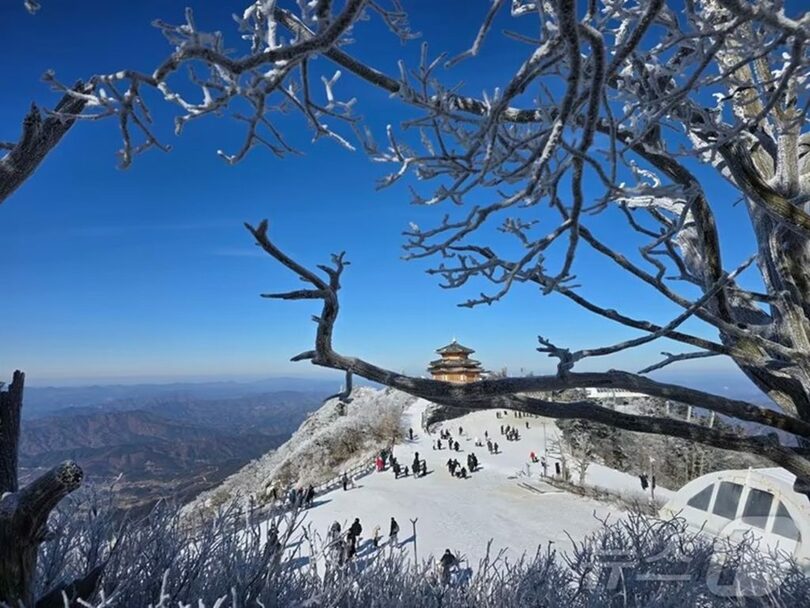 香積峰から見える上帝楼の休憩所＝徳裕山国立公園事務所提供(c)news1