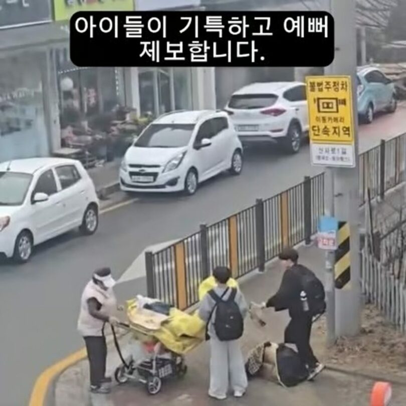 リサイクル収集の高齢女性を手助けする少年2人の様子＝ボベドリーム(c)MONEYTODAY