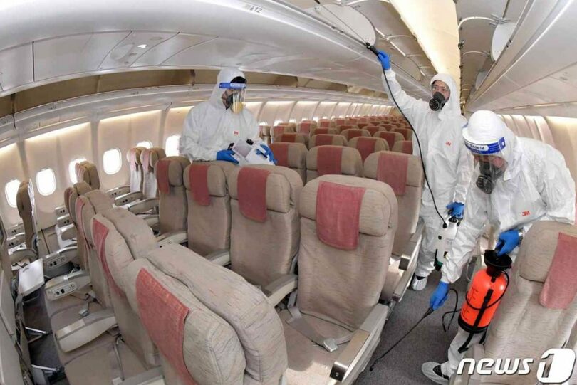 新型コロナウイルス感染のパンデミック当時、防疫作業に取り組む空港関係者ら（写真は記事の内容とは関係ありません）(c)news1