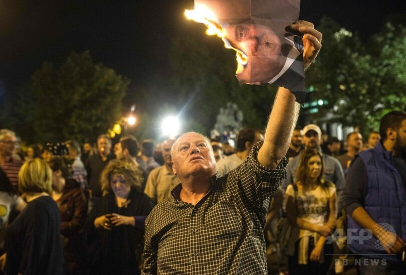 デモ隊が大統領府に放火 マケドニア、盗聴疑惑で抗議激化