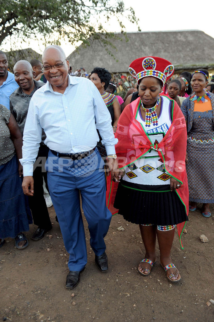 ズマ大統領が6度目の結婚、現在の妻4人に 南アフリカ