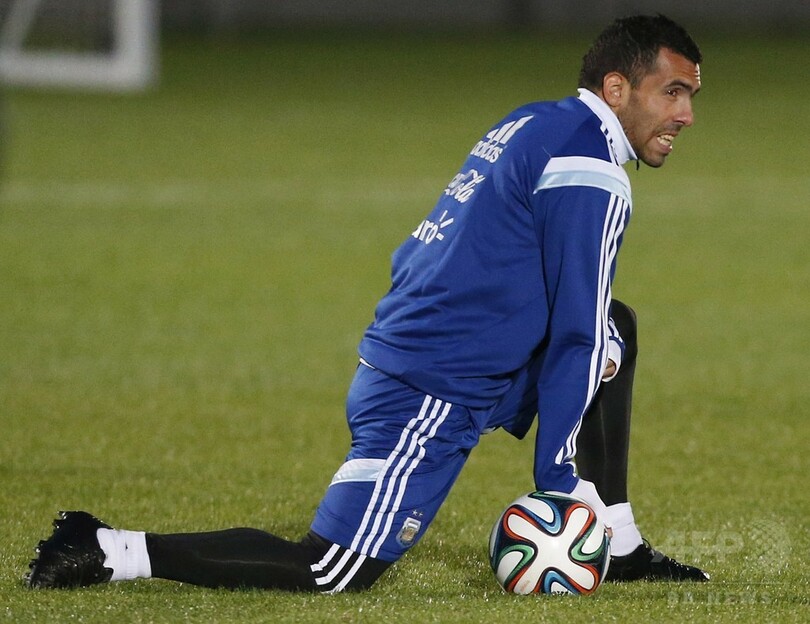 マルティーノ監督、「テベスはチャンスを待つ必要がある」