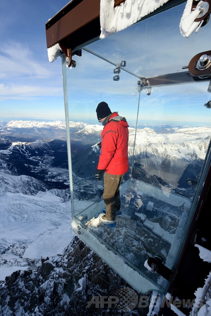 空中浮遊を疑似体験？仏アルプスにガラス製の展望台が完成