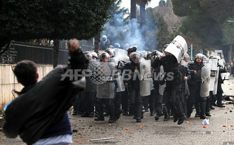 アルバニアで反政府デモ、治安部隊と衝突 3人死亡