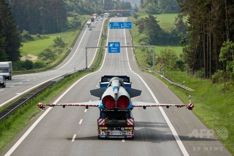「走る」戦闘機？ドイツ幹線道路に現る