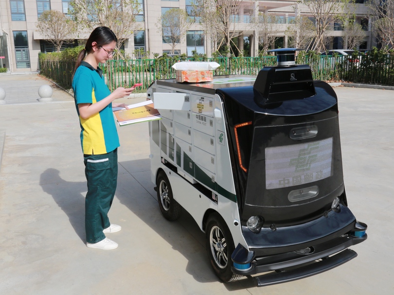 中国郵政のスマート無人配達車、商用運行開始