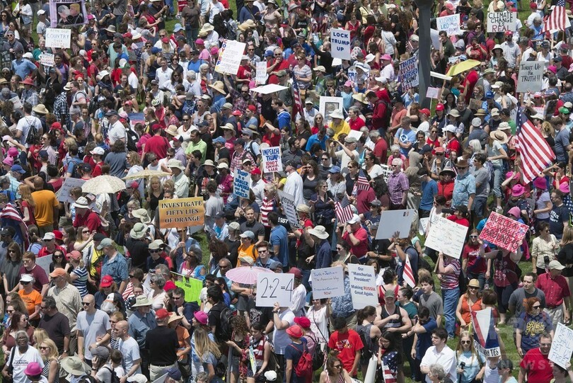 世界各地で反トランプデモ、パリ協定離脱やロシア疑惑に抗議