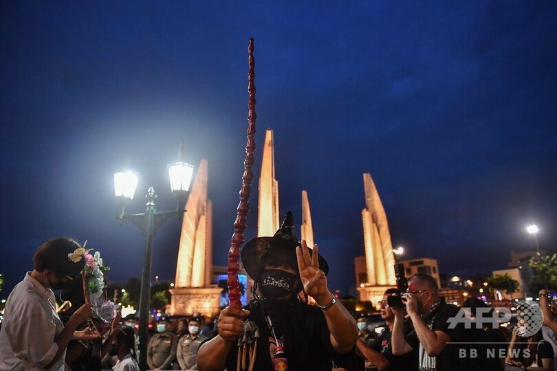 タイでハリポタテーマの反政府デモ、民主主義の「魔法」を