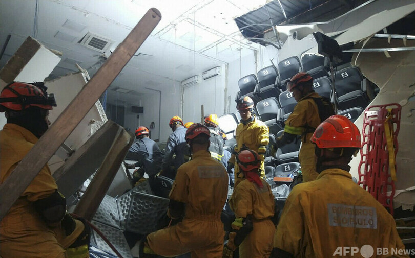 選挙集会の会場が一部崩落、9人死亡 ブラジル