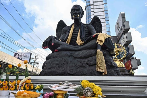 四つ星ホテル前に黒い像出現、物議に タイ・バンコク 写真6枚