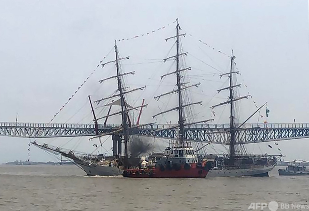 ブラジル海軍の帆船、橋に衝突 エクアドル 写真4枚 国際ニュース