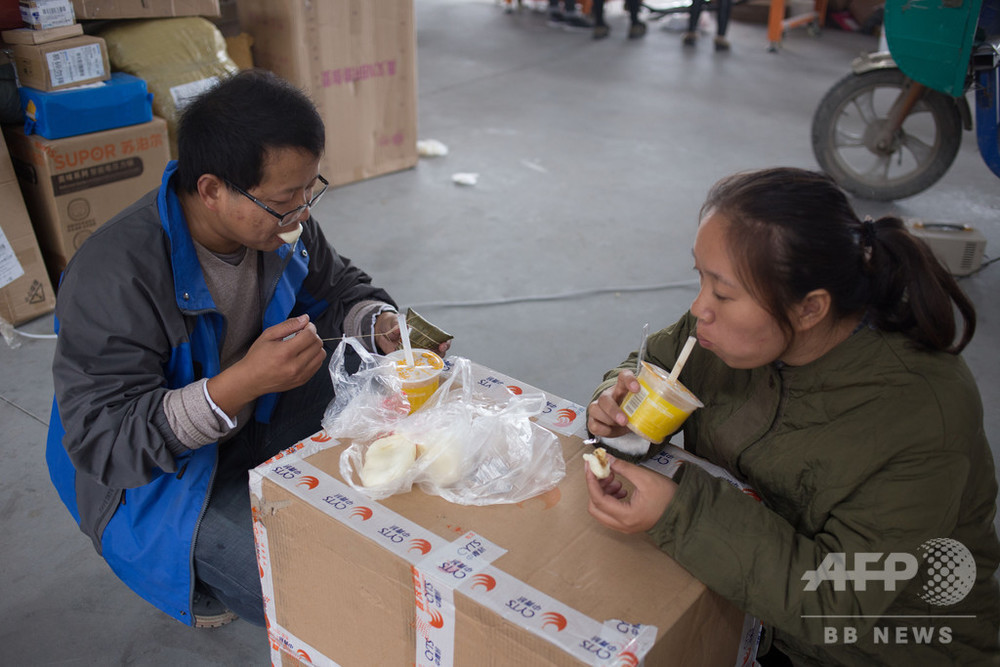中国の宅配便配達員は300万人 北京、上海市など支援に動く 写真1枚 国際ニュース:AFPBB News 中国の宅配便配達員は300万人 北京、上海市など支援に動く 写真1枚 国際ニュース:AFPBB News