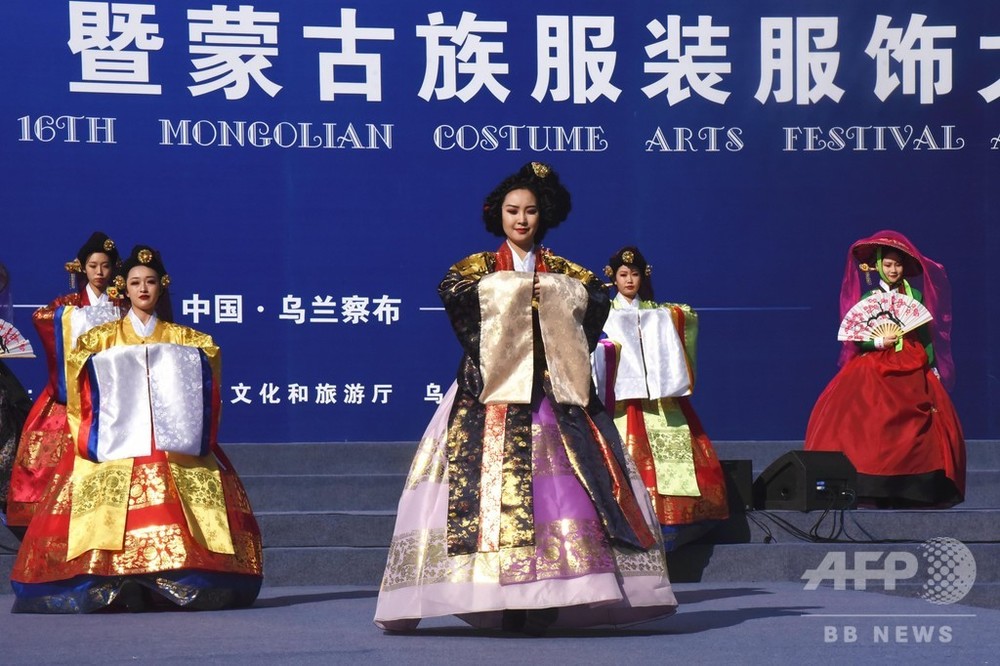 国際ニュース：AFPBB Newsモンゴル族服装服飾芸術祭が開催 中国・ウランチャップ市