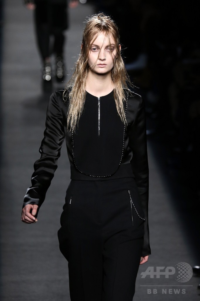 レザーやベルベットで表現するヘビメタ、「アレキサンダー ワン」15/16年秋冬