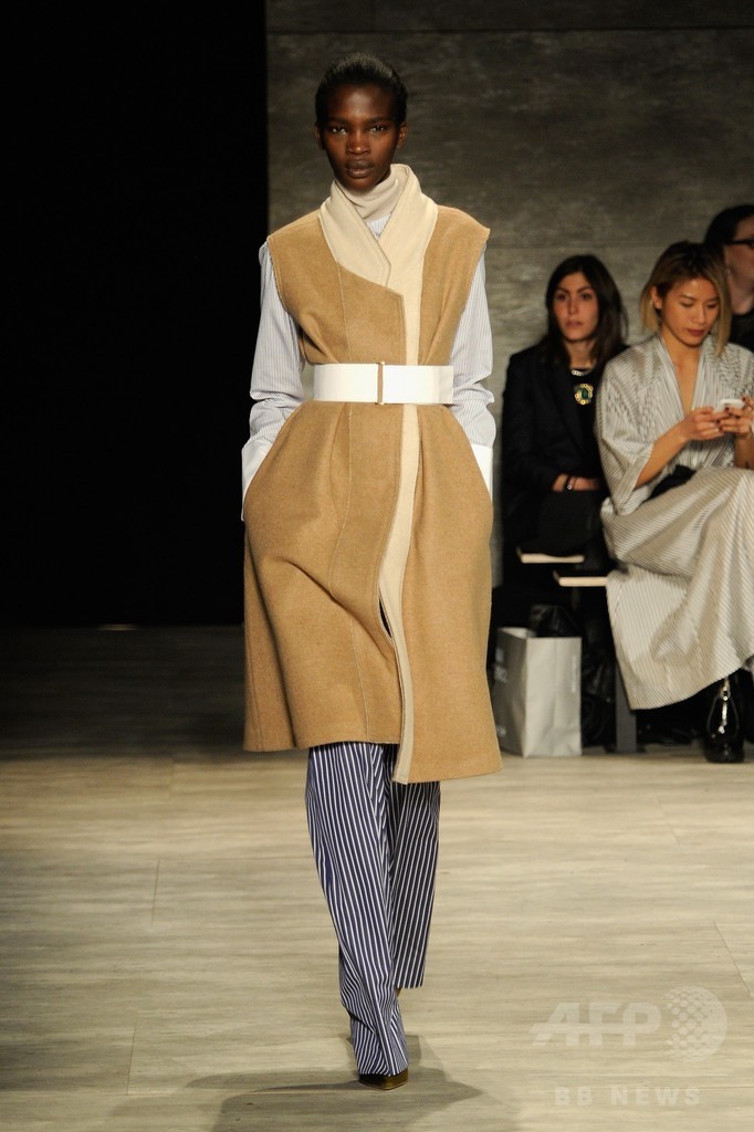 足元はサラ・ジェシカの「SJP」シューズ、「トーメ」15/16年秋冬