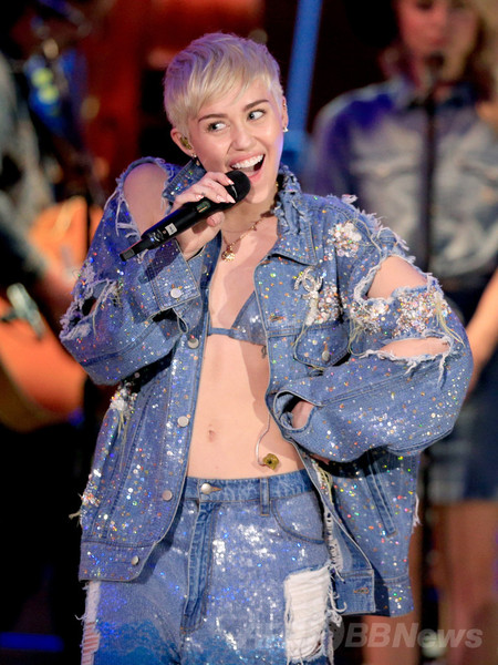 今回も過激衣装！？マイリー・サイラス、マドンナとMTV『アンプラグド』でコラボ