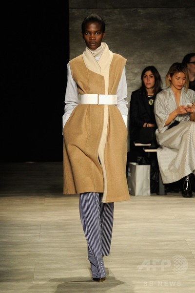 足元はサラ・ジェシカの「SJP」シューズ、「トーメ」15/16年秋冬