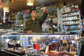 韓国ソウル（Seoul）北部で商店を営む、北朝鮮の故金正日（キム・ジョンイル、Kim Jong-Il）総書記のそっくりさんの金永植（キム・ヨンシク、Kim Young-Sik）さん（2011年12月26日撮影）。(c)AFP/Prakash SINGH

&lt;a href=&quot;http://www.afpbb.com/article/life-culture/life/2847973/8238368&quot;&gt;&lt;b&gt;この記事の本文を読む&lt;/b&gt;&lt;/a&gt;
